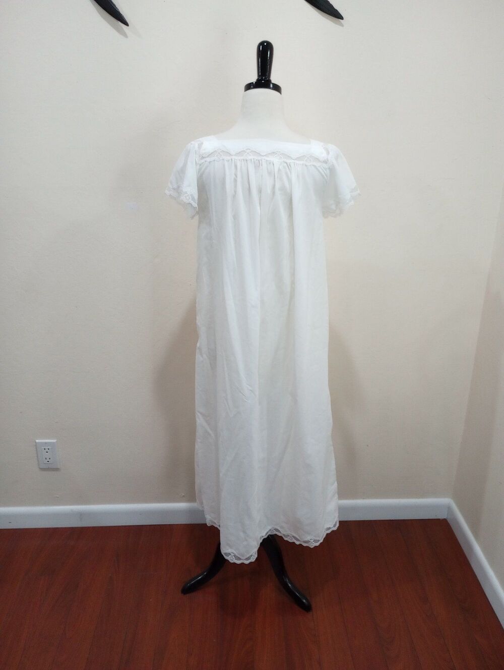 Vintage Barbizon White Embroidered Floral and Lace Nightgown - M - Picture 3 of 8